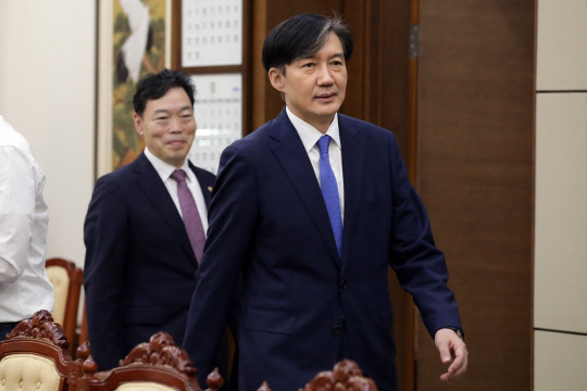 조국 장관, 문 대통령에게 업무보고        (서울=연합뉴스) 조국 법무부 장관이 30일 오전 청와대 여민관에서 문재인 대통령에게 업무보고를 위해 자리로 이동하고 있다. 2019.9.30 [청와대 제공, 재판매 및 DB금지]      photo@yna.co.kr  (끝)